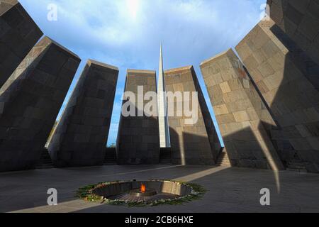 Armenischer Genozid-Denkmal Schwalbenfestung mit ewigen Flamme, Yerevan, Armenien, Kaukasus, Naher Osten, Asien Stockfoto