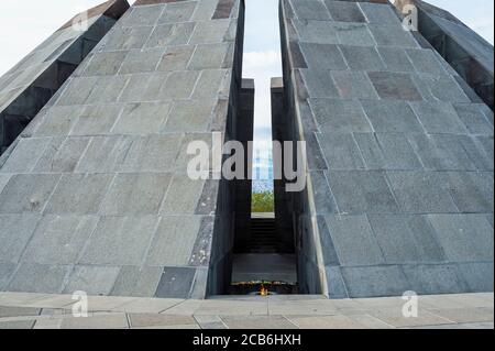 Armenischer Genozid-Denkmal Schwalbenfestung mit ewigen Flamme, Yerevan, Armenien, Kaukasus, Naher Osten, Asien Stockfoto