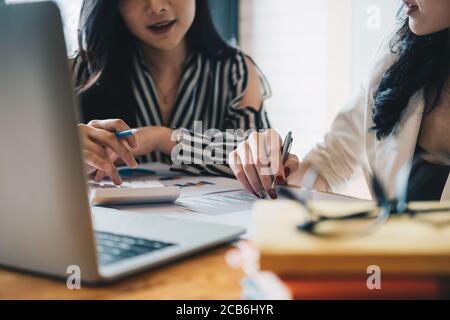 Nahaufnahme Treffen von Geschäftsleuten, um die Situation auf dem Markt zu diskutieren. Business Financial Concept Stockfoto