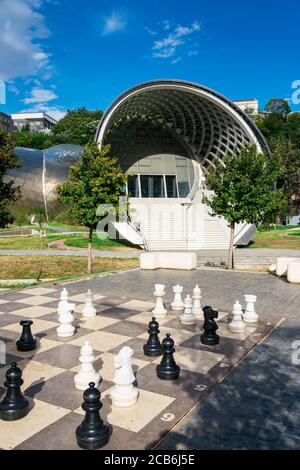 Riesen-Schach-Spiel vor Concert Hall und Exhibition Centre, Rike Park, Tiflis, Georgien, Kaukasus, Naher Osten, Asien Stockfoto