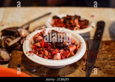 Detail der typischen Ceviche Gericht Vorbereitung auf dem lokalen Markt, Guatemala Stockfoto