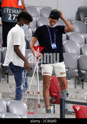 München, Deutschland, 8. August 2020, Kingsley COMAN, FCB 29 Benjamin PAVARD, FCB 5 verletzt im Champions-League-Spiel FC BAYERN MÜNCHEN - FC CHELSEA 4-1 in der 1.Bundesliga, Saison 2019/2020, © Peter Schatz / Alamy Stock Photos / Stefan Matzke/Sampics/Pool wichtig: KEIN SEKUNDÄRER (RE-) VERKAUF INNERHALB von 48 Stunden NACH DEM START Nationale und internationale Nachrichtenagenturen NUR zur redaktionellen Verwendung Stockfoto