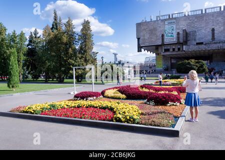 CHARKIW, UKRAINE - 6. AUGUST 2019: Ein Blumenbeet mit Blumen im Schewtschenko-Park in Charkow. Es gibt immer viele Touristen und Einwohner Stockfoto