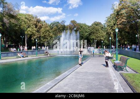 CHARKIW, UKRAINE - 6. AUGUST 2019: See mit Brunnen im modernisierten Schewtschenko-Garten in Charkow. Es gibt immer viele Besucher Stockfoto