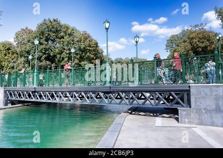 CHARKIW, UKRAINE - 6. AUGUST 2019: Eine Brücke über den See im renovierten Schewtschenko-Garten in Charkow. Es gibt immer viele Besucher Stockfoto