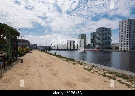 Antwerpen, Belgien, 19. Juli 2020, Dock auch als Kattendijkdok mit Blick auf Wohnungen und Boot geeignet für Binnenschifffahrten Stockfoto