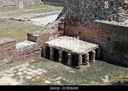 Unterstützter Bodenabschnitt im Gebäude der antiken Stadt Butrint Stockfoto