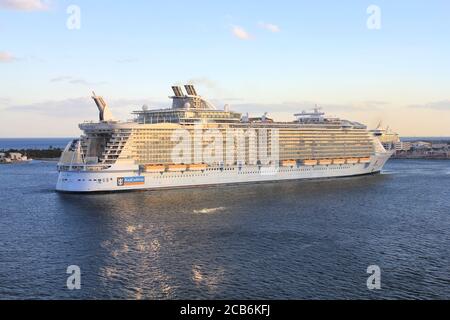 FORT LAUDERDALE, USA - 16. FEBRUAR 2014 : Oasis of the Seas Luxus Kreuzfahrtschiff von Royal Caribbean segelt weg von Port Everglades in Fort Lauderdale. Stockfoto