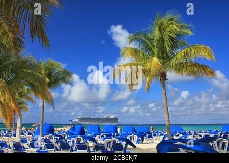 ELEUTHERA, BAHAMAS - 9. FEBRUAR 2014 : Blick vom Princess Cays Strand auf Crown Princess Schiff im Meer verankert. Stockfoto