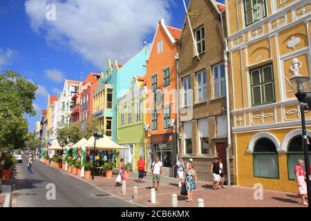 WILLEMSTAD, CURACAO - 11. FEBRUAR 2014: Bunte Häuser am Wasser in Willemstad historischen Bezirk Punda auf der Insel Curacao. Das Stadtzentrum ist UNESCO Stockfoto