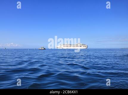 LAHAINA, MAUI, HAWAII - 18. SEPTEMBER 2012 : Dawn Princess, Kreuzfahrtschiff der Princes Cruises Linie verankert im Meer von Lahaina, Hawaii-Insel. Stockfoto