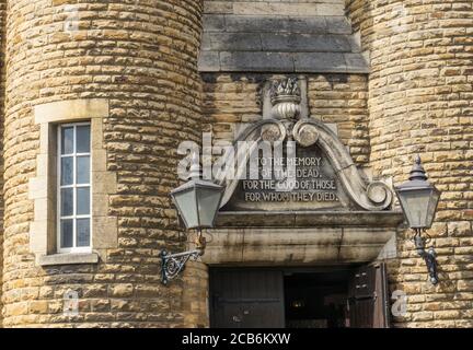 Nahaufnahme einer Inschrift auf der Memorial Hall, Castillian Street, Northampton, UK; von 1921 vom lokalen Architekten Alexander Ellis Anderson Stockfoto