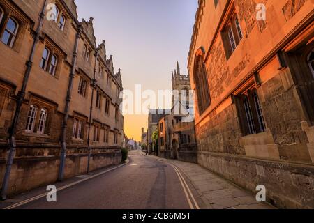 Merton Street, eine Seitenstraße, in Oxford bei Sonnenaufgang ohne Leute herum, früh am Morgen an einem klaren Tag mit blauem Himmel. Oxford, England, Großbritannien. Stockfoto