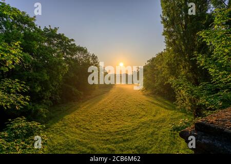 Angel und Greyhound Meadow in Oxford bei Sonnenaufgang ohne Leute herum, früh am Morgen an einem klaren Tag mit blauem Himmel. Oxford, England, Großbritannien. Stockfoto