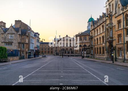 Broad Street in Oxford ohne Personen oder Fahrzeuge. Das Clarendon Building und das Sheldonian Theater im Hintergrund. Früh am Morgen. Oxford, Stockfoto