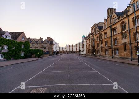 Broad Street in Oxford ohne Personen oder Fahrzeuge. Das Clarendon Building und das Sheldonian Theater im Hintergrund. Früh am Morgen. Oxford, Stockfoto