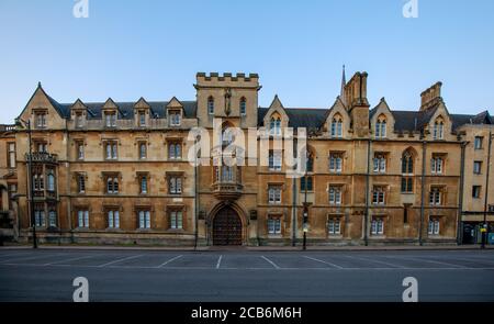 Exeter College in der Broad Street in Oxford ohne Personen oder Fahrzeuge. Früh am Morgen. Oxford, England, Großbritannien. Stockfoto