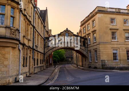 Hertford Bridge, Bridge of Seufzer, in Oxford bei Sonnenaufgang ohne Menschen in der Nähe, früh am Morgen an einem klaren Tag mit blauem Himmel. Oxford, England, Großbritannien. Stockfoto