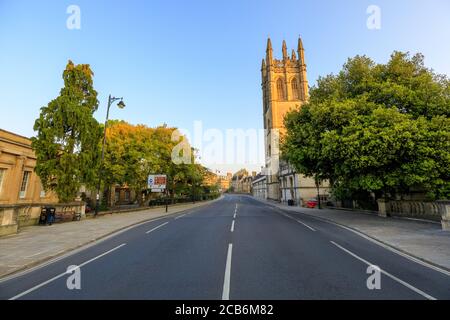 Magdalen Bridge und Magdalen Tower in Oxford bei Sonnenaufgang ohne Menschen herum, früh am Morgen an einem klaren Tag mit blauem Himmel. Oxford, England, Großbritannien. Stockfoto