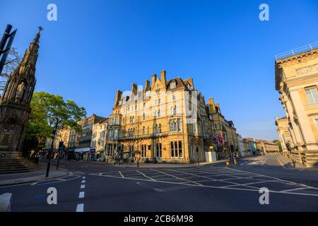 Oxford City Centre, St Giles, am Morgen an einem klaren Tag mit blauem Himmel. Oxford, England, Großbritannien. Stockfoto