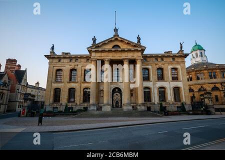 Das Clarendon Building von der Broad Street in Oxford ohne Leute. Früh am Morgen mit dem Sheldonian Theater daneben. Oxford, England, Großbritannien. Stockfoto