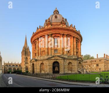 Die Radcliffe Kamera in Oxford bei Sonnenaufgang ohne Leute herum, früh am Morgen an einem klaren Tag mit blauem Himmel. Oxford, England, Großbritannien. Stockfoto