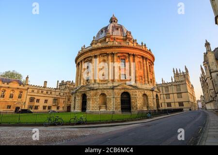 Die Radcliffe Kamera in Oxford bei Sonnenaufgang ohne Leute herum, früh am Morgen an einem klaren Tag mit blauem Himmel. Oxford, England, Großbritannien. Stockfoto