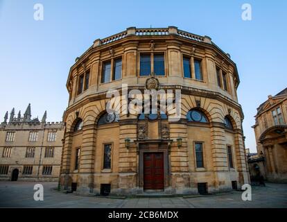 Das Sheldonian Theater von der Broad Street in Oxford ohne Leute. Früh am Morgen. Oxford, England, Großbritannien. Stockfoto