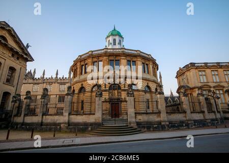 Das Sheldonian Theater und die Statuen um es herum, von der Broad Street in Oxford ohne Menschen. Früh am Morgen. Oxford, England, Großbritannien. Stockfoto