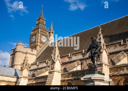 Eine Statue von Oliver Cromwell vor dem Westminster Palace in London, England Stockfoto