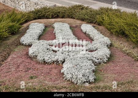 Blumenbeet mit dem Emblem der Ukraine in der Form Von einem Dreizack von Blumen Stockfoto