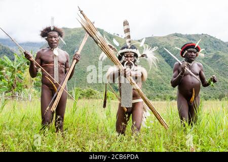 Wamena, Indonesien - 9. Januar 2010: Männer des Dani-Stammes in traditioneller Kleidung im Dorf Dugum Dani. Baliem Valley Papua, Indonesien Stockfoto