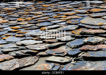 Dach aus Schiefersteinen gebaut, alte Mauerwerk, Dorf Dartlo Tusheti Region, Georgien. Grobe Hintergrundstruktur. Stockfoto