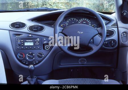 Innenraum des Ford Focus MK1 1998 5-türig. Stockfoto