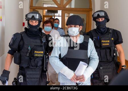 Karvina, Tschechische Republik. August 2020. Polizeibeamte bringen den Mann, das Zentrum, der sagte, er habe die Wohnung in Bohumin in Brand gesetzt, vor das Gericht, um zu entscheiden, ob sie in Gewahrsam genommen werden, am 11. August 2020, in Karvina, Tschechische Republik. Kredit: Vladimir Prycek/CTK Foto/Alamy Live Nachrichten Stockfoto