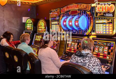 Kunden, die Spielautomaten in einem Cashino in Merry Hill Center, Brierley Hill. 16. Februar 2019. Bild von Simon Hadley. Stockfoto