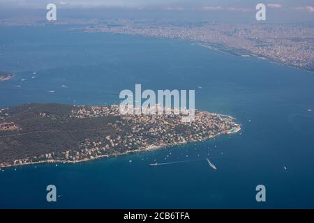 Von hier aus hat man einen atemberaubenden Blick auf die Inseln Buyukada und Burgazada in Istanbul. Buyukada ist eine der Prinzeninseln am Marmarameer. Stockfoto