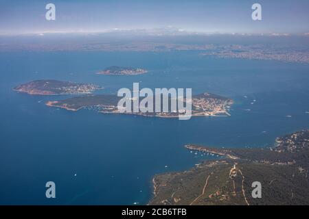 Von hier aus hat man einen atemberaubenden Blick auf die Inseln Buyukada und Burgazada in Istanbul. Buyukada ist eine der Prinzeninseln am Marmarameer. Stockfoto