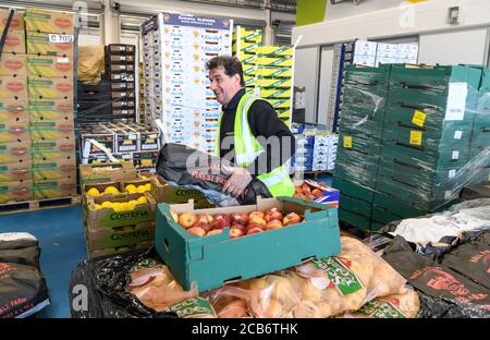 Mitarbeiter und Kunden am Großhandelsmarkt von Birmingham. Der größte integrierte Markt im Vereinigten Königreich, der Handel mit Obst und Gemüse, Fisch, Geflügel, Fleisch und Blumen an einem Standort ermöglicht. Das heutige Gebäude wurde im Mai 2018 eröffnet. Stockfoto