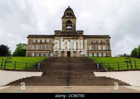 Wallasey, Großbritannien: 23. Jun 2020: Das Wallasey Town Hall mit den Memorial Gardens im Vordergrund ist den 96 Opfern von Hillsborough gewidmet. Stockfoto