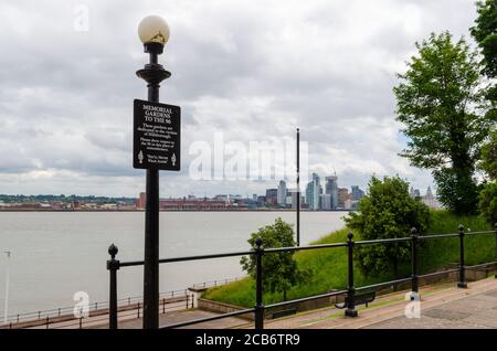 Wallasey, Großbritannien: 23. Jun 2020: Ein Schild besagt, dass die Memorial Gardens vor dem Wallasey Town Hall den 96 Opfern von Hillsborough gewidmet sind. Th Stockfoto