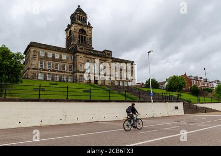 Wallasey, Großbritannien: 23. Jun 2020: Das Wallasey Town Hall mit den Memorial Gardens im Vordergrund ist den 96 Opfern von Hillsborough gewidmet. Ein Radfahrer kommt vorbei Stockfoto