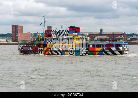 Wallasey, Großbritannien: 23. Jun 2020: Snowdrop, eine Passagierfähre auf dem River Mersey verlässt das Seacombe Dock und fährt in Richtung Liverpool. Stockfoto