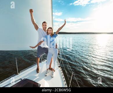 Paar Spaß Auf Yacht Posing Segeln Auf Dem Fluss Stockfoto