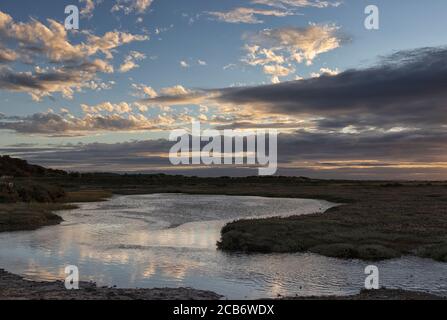 Morston Quay bei Sonnenuntergang, Norfolk, East Anglia, Großbritannien Stockfoto