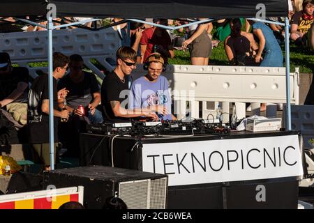 DJs bei Teknopicnic, kostenlose Open-Air-Tanzparty im Alpipuisto Park, Helsinki, Finnland Stockfoto