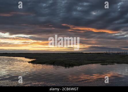 Morston Quay bei Sonnenuntergang, Norfolk, East Anglia, Großbritannien Stockfoto