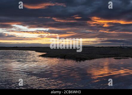 Morston Quay bei Sonnenuntergang, Norfolk, East Anglia, Großbritannien Stockfoto