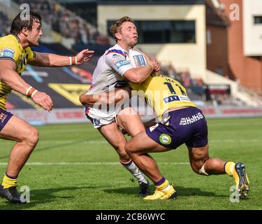 Wakefield Trinity's Kyle Wood von Willie Isa von Wigan in Angriff genommen Krieger Stockfoto