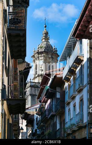 Nuestra Señora de la Asuncion y del Manzano Kirche von Kale Nagusia oder Mayor Straße, Historisches Viertel, Hondarribia Stadt, Txingudi Bucht, Jaizkibel Moun Stockfoto